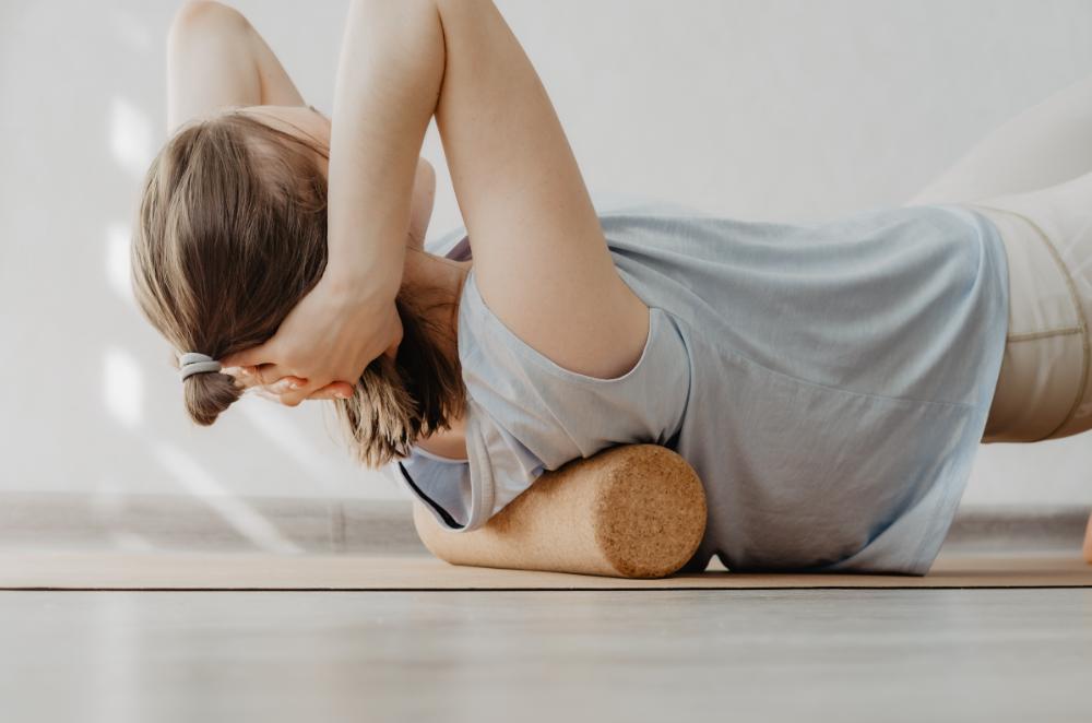 Mujer haciendo foam rolling