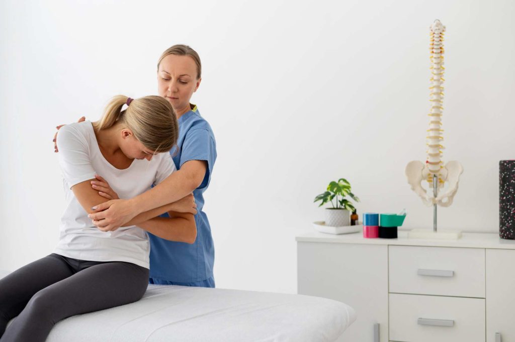Osteópata con paciente revisando hombros