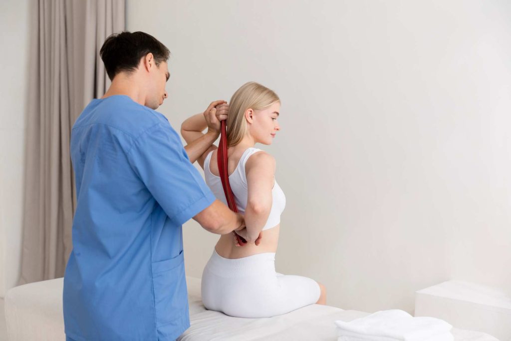 Osteópata con paciente estirando espalda