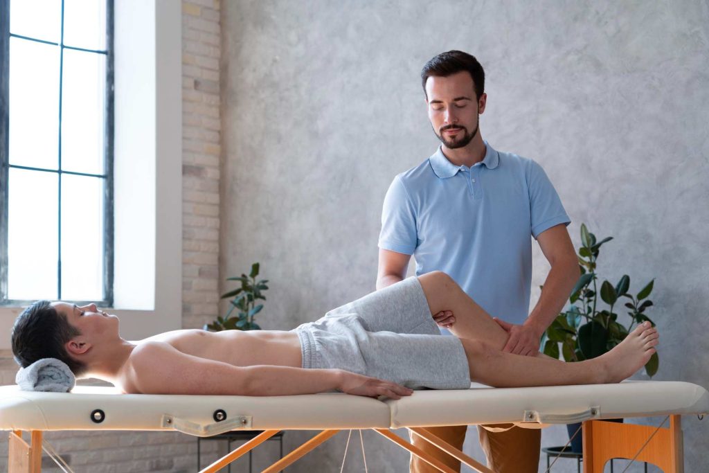 Osteópata con paciente revisando rodilla