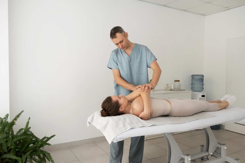 Osteópata con paciente tumbada